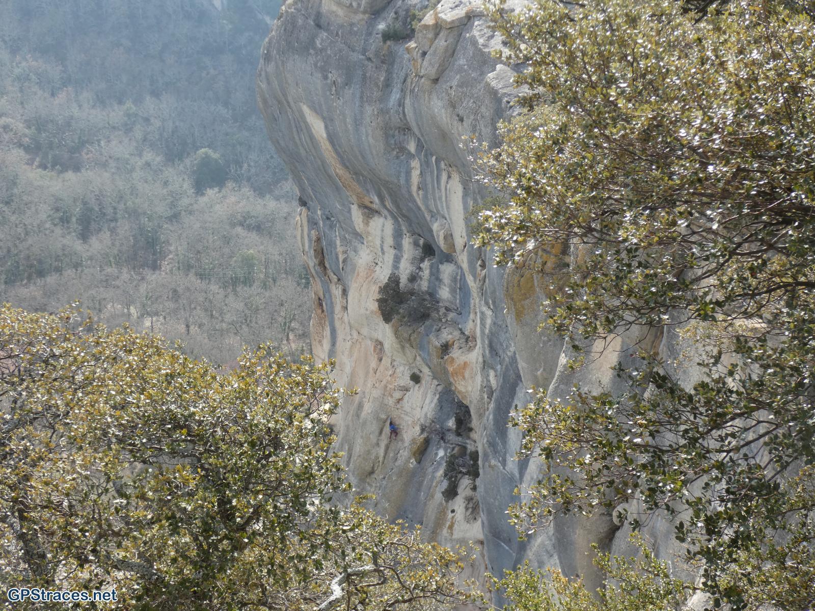 Une grimpeuse dans la falaise