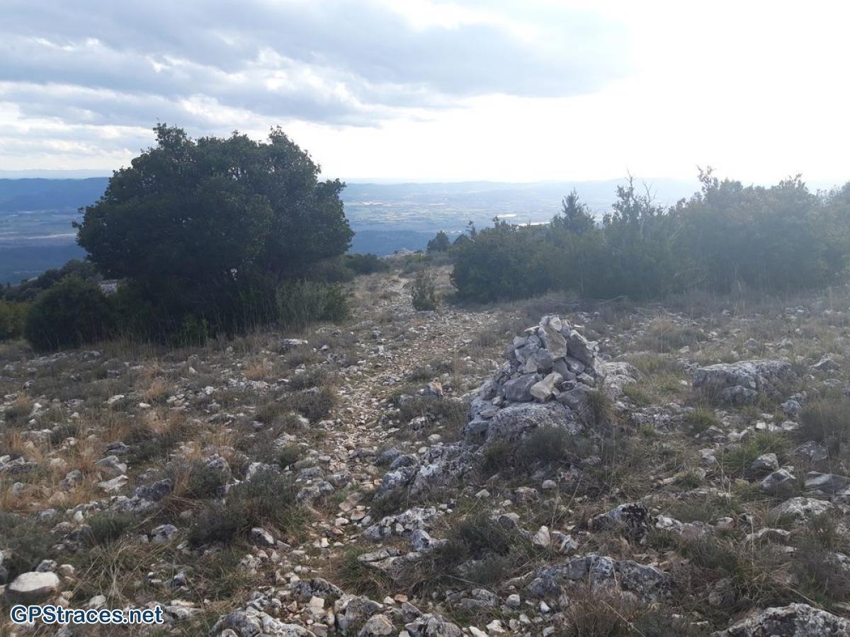 Un cairn sur le chemin de la descente