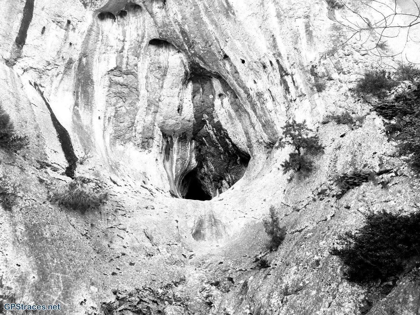 La grotte près du parking