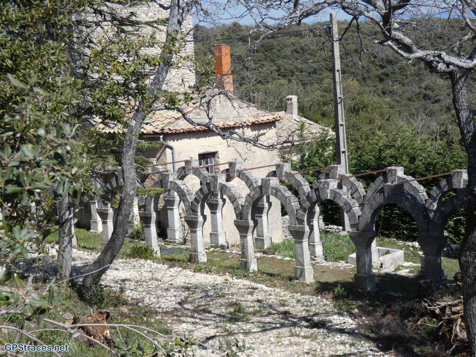 Au pied de la tour
