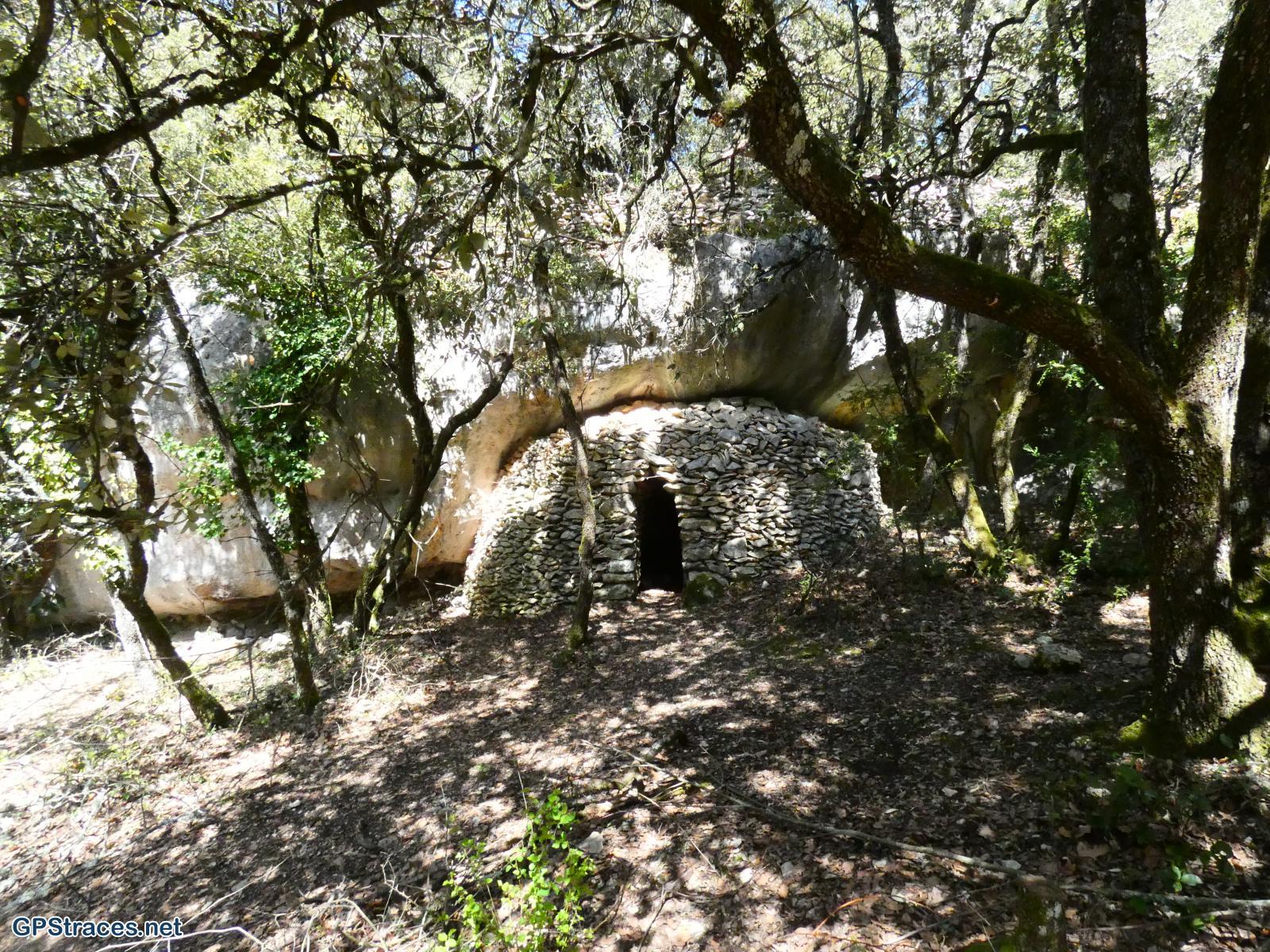 Une borie troglodyte