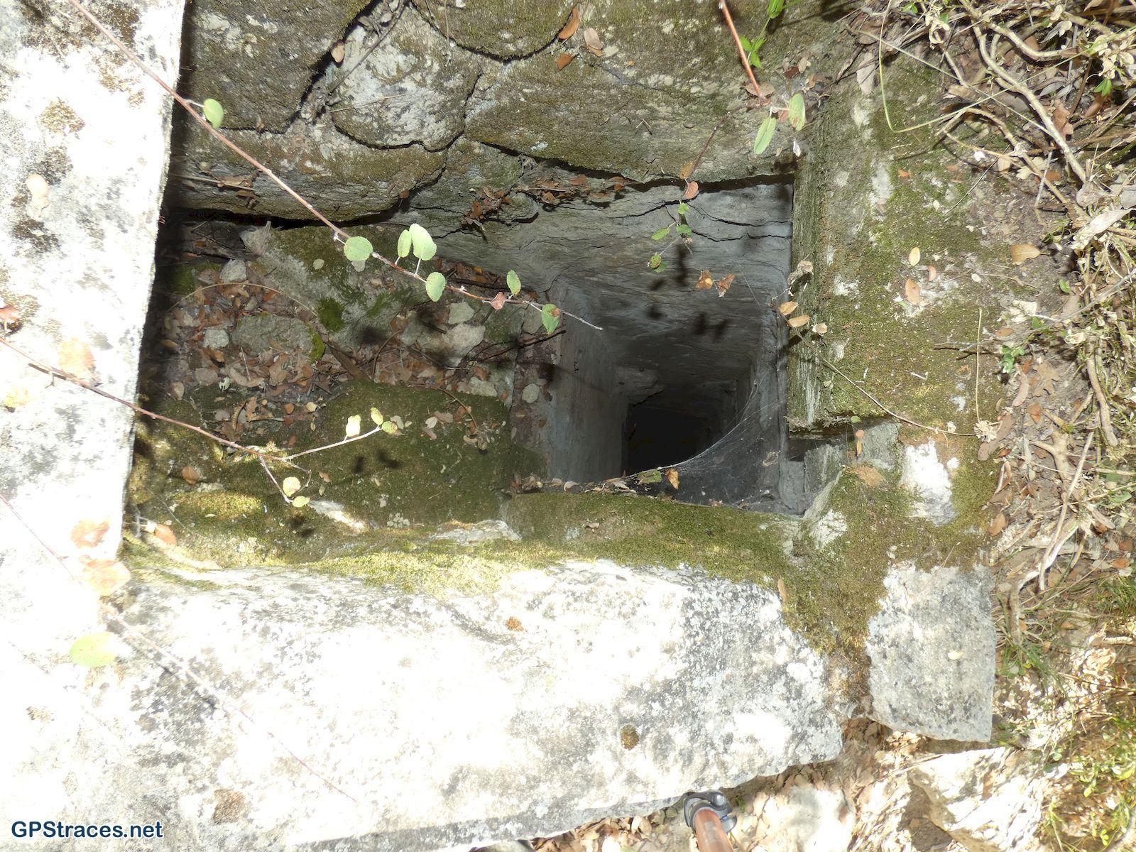 Le puits conduisant l'eau à la turbine du moulin