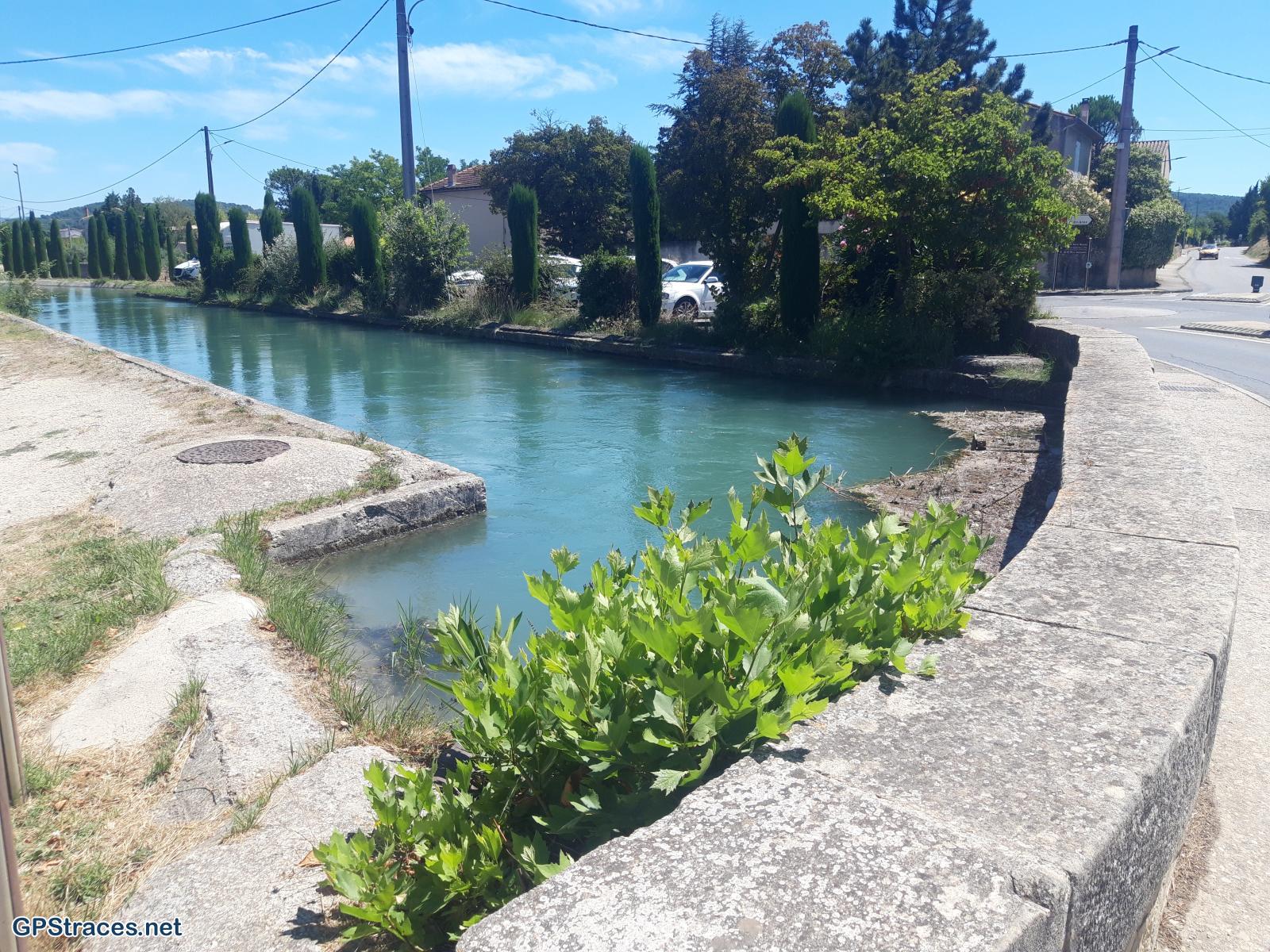 Le canal à Pernes