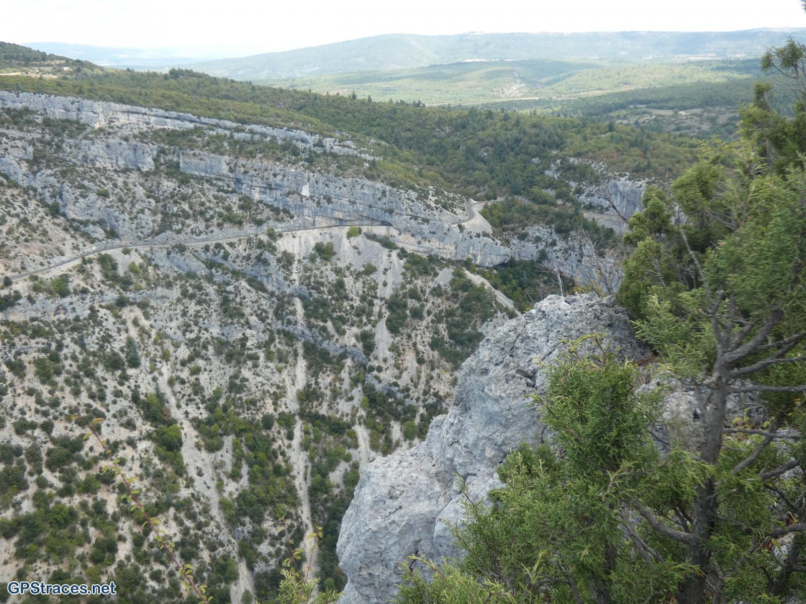 Vaucluse-Le Rocher du Cire et le Mur de la Peste par La Conque Verte–10