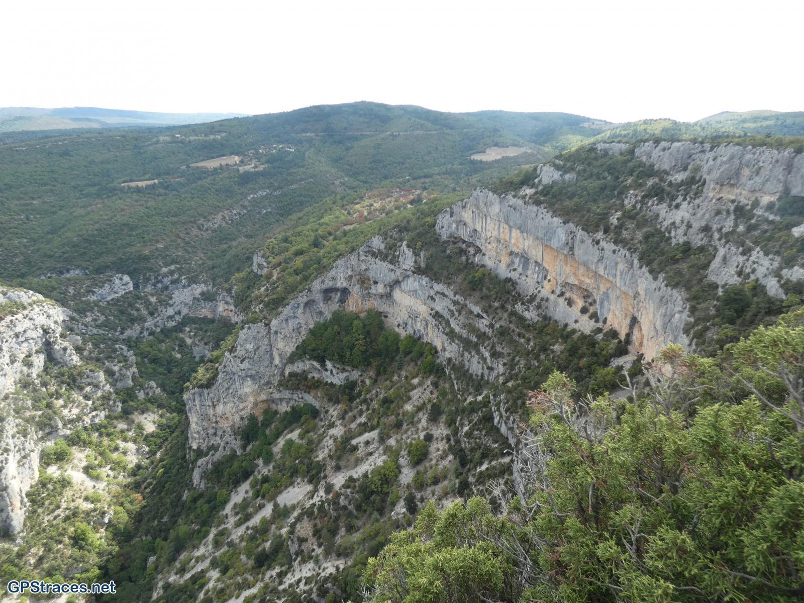 Vaucluse-Le Rocher du Cire et le Mur de la Peste par La Conque Verte–11