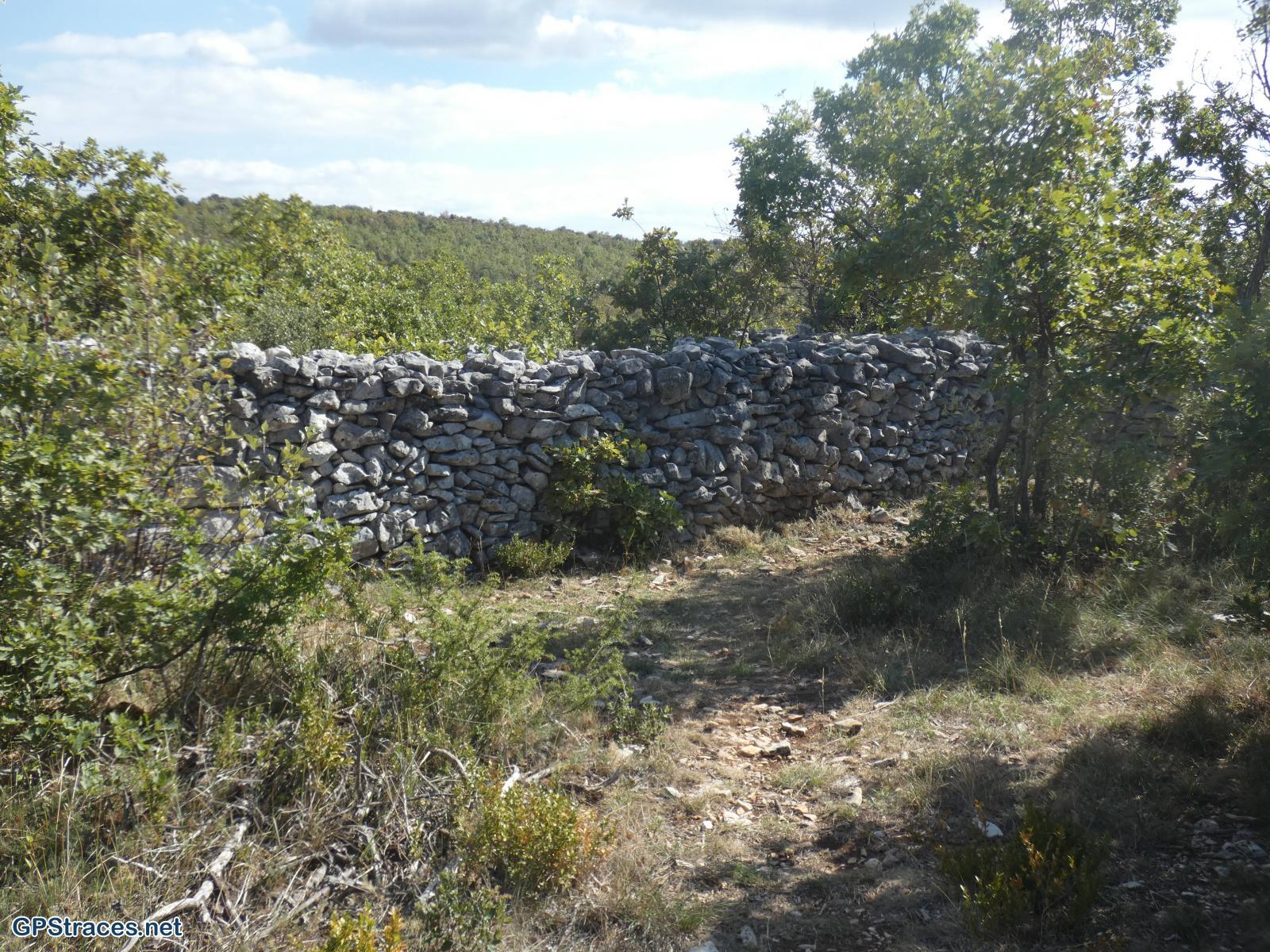 Vaucluse-Le Rocher du Cire et le Mur de la Peste par La Conque Verte–17