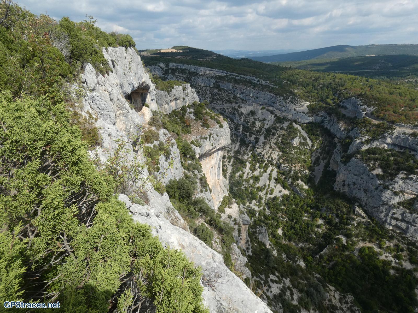 Vaucluse-Le Rocher du Cire par Saint Hubert–0