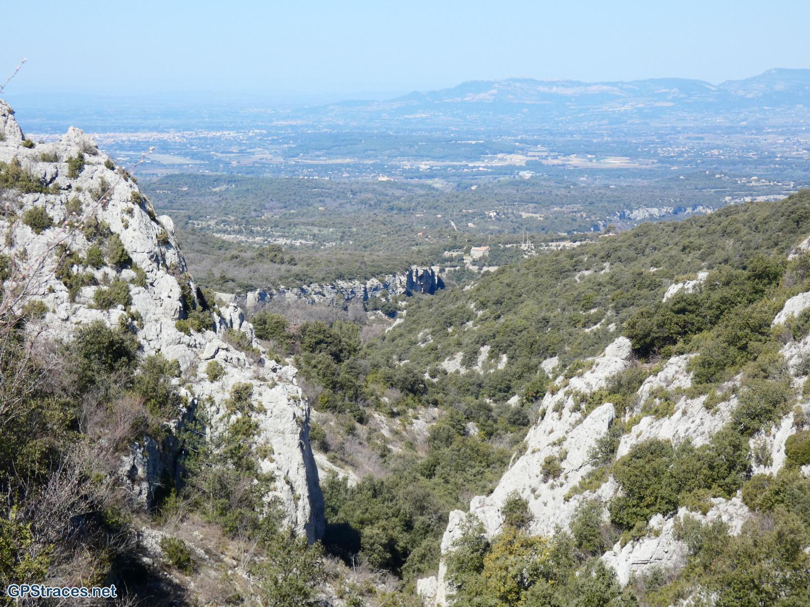 La combe Mayaud sur fond de Dentelles