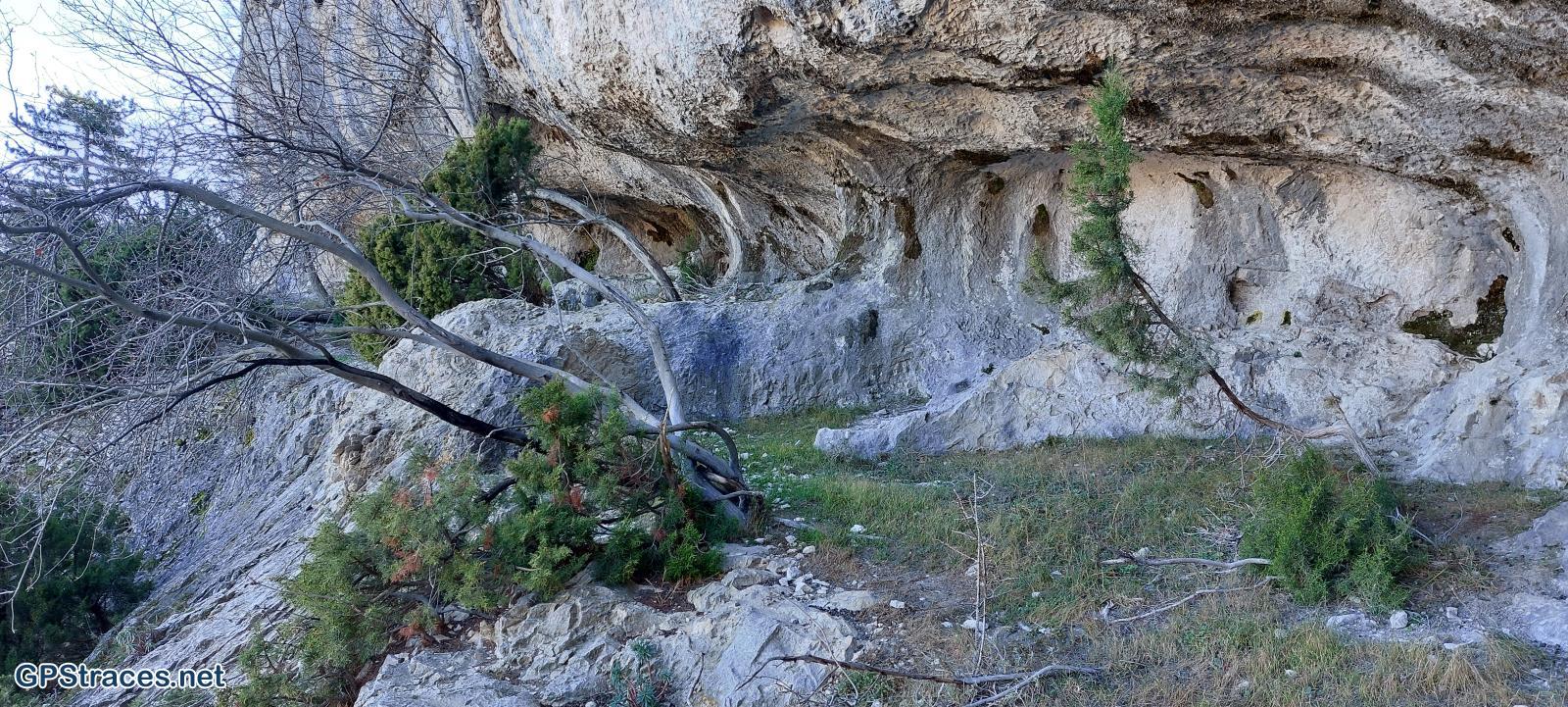 belle vire sous la falaise du rocher de Cyre