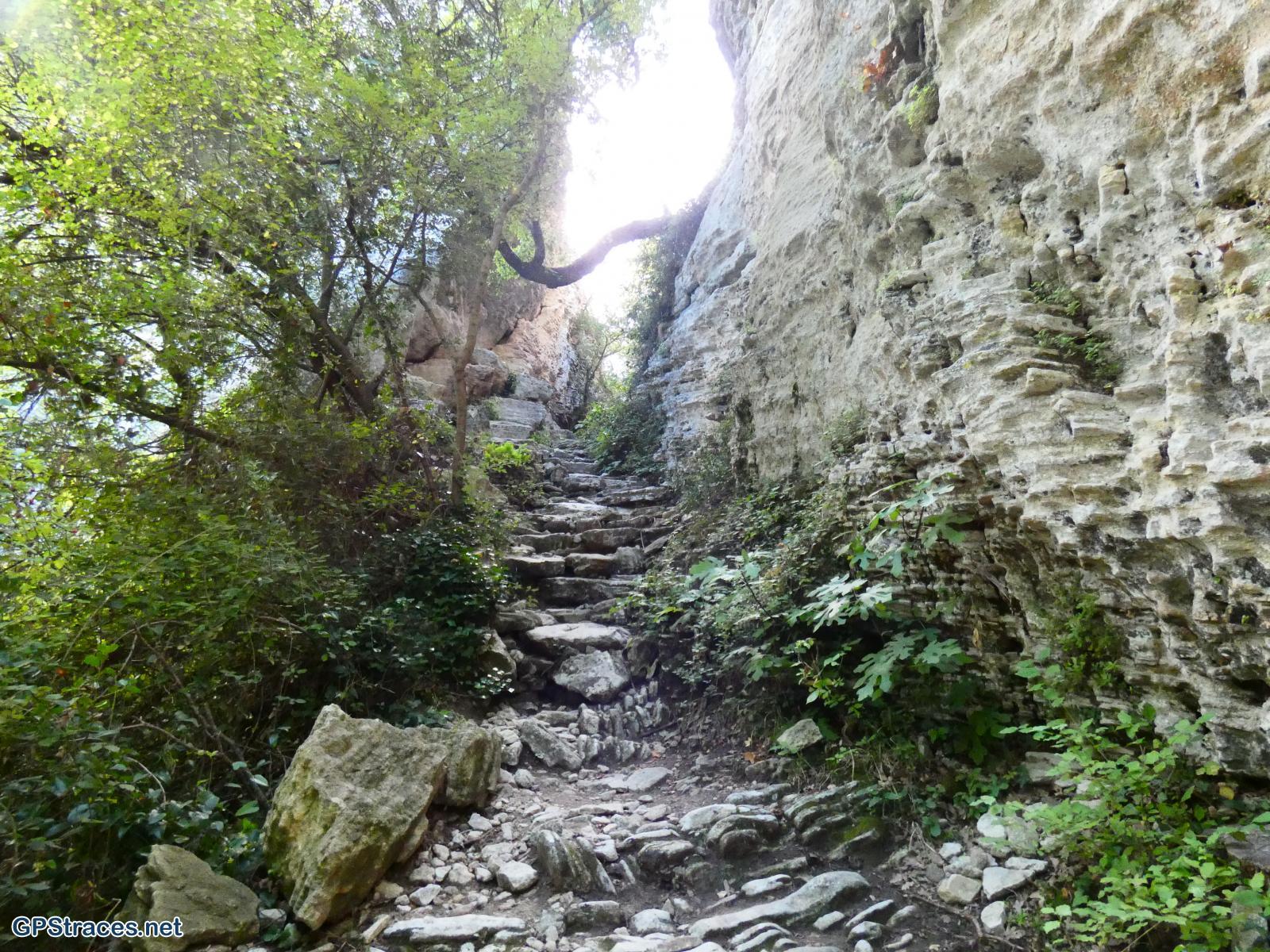 Dans la falaise de Jouvenal