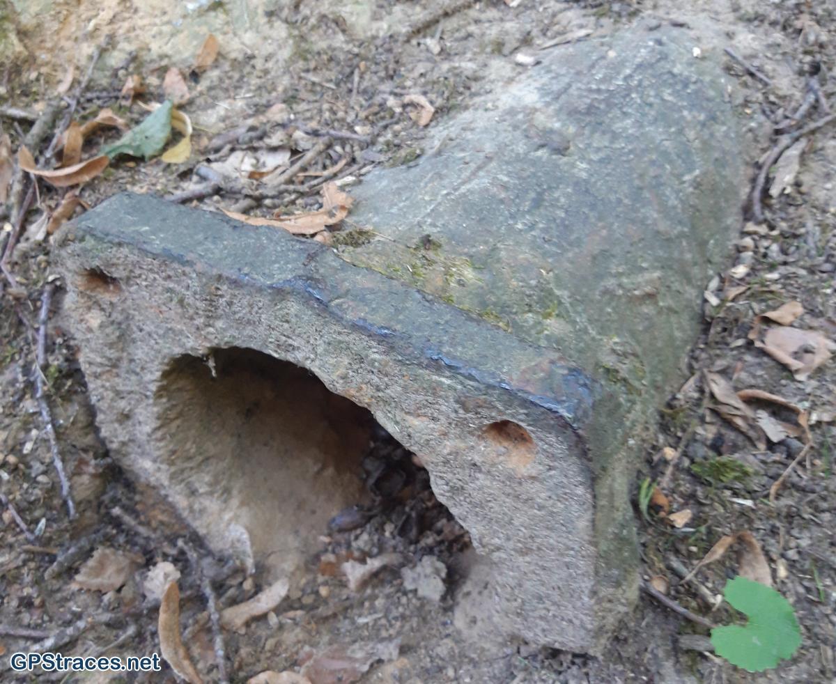 Conduite en fonte pour l'alimentation en eau de l'étang de Villebon au Grand-Ovale (jardin bas)