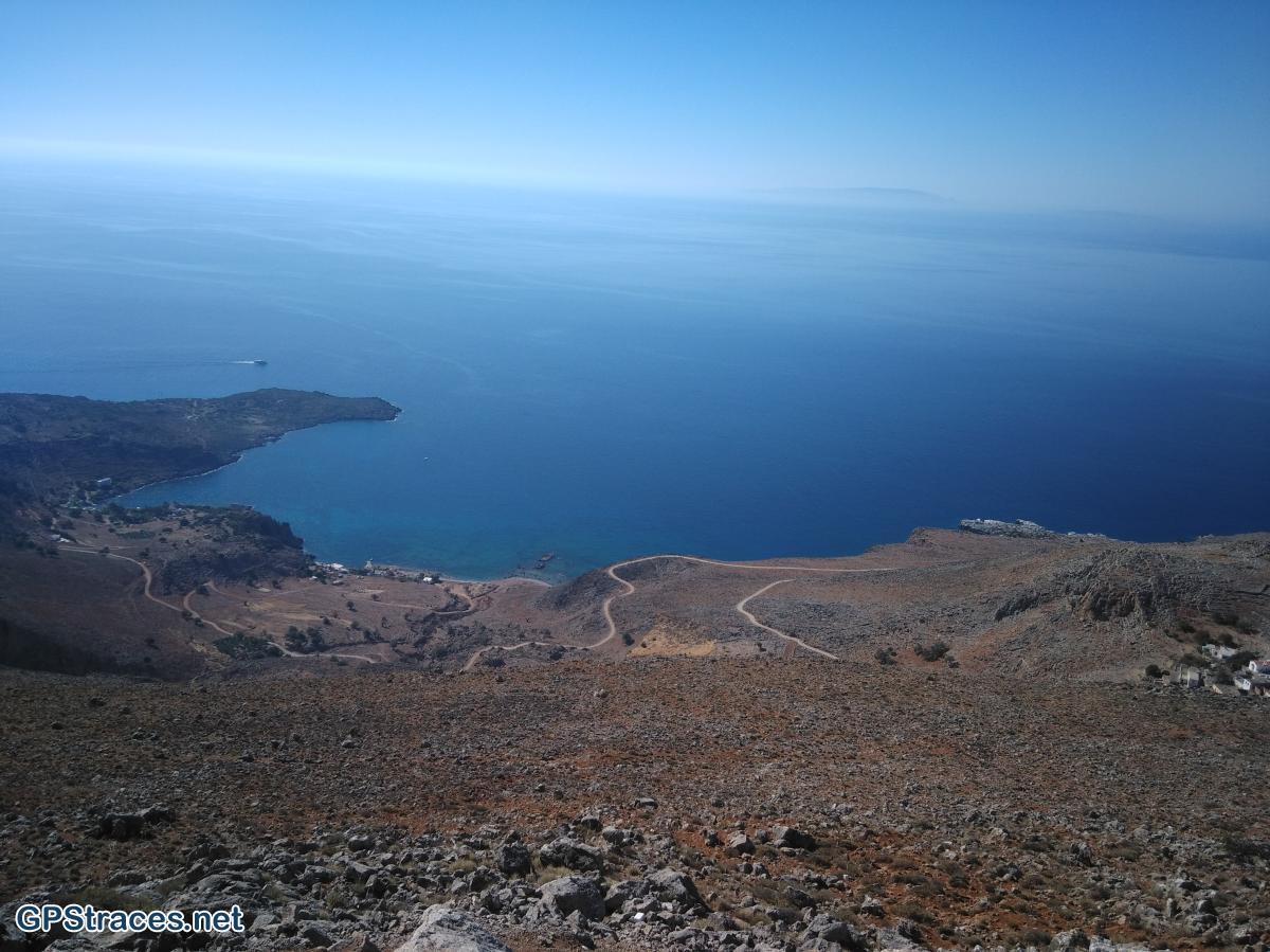 La baie, de Phenix à Marmara beach, depuis le sommet de la montagne ; au loin, l'île de Gavdos.
