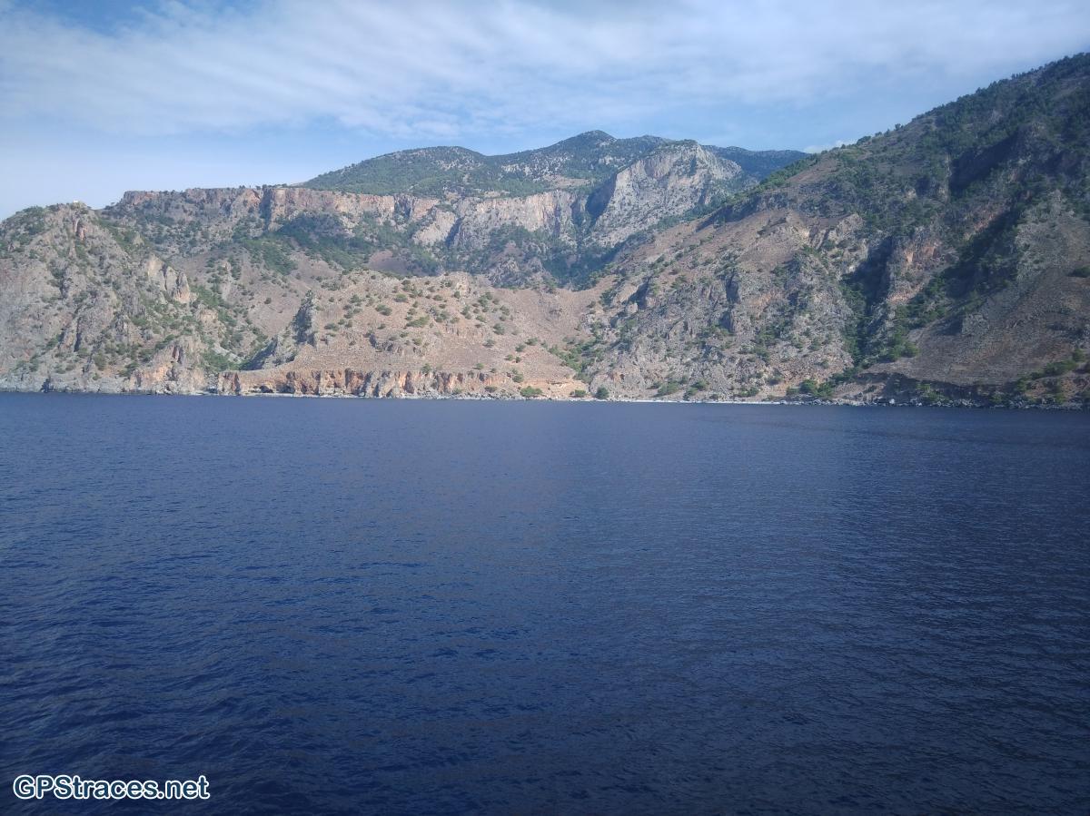 A gauche : le cap Tripiti, Tripiti gorge et, au centre, Sendoni