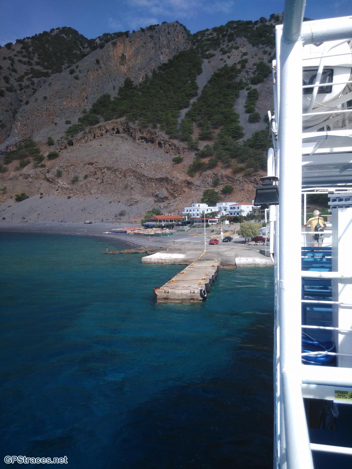 En lisière de forêt, au-dessus des grottes, l'arrivée du E4 à Agia Roumeli.