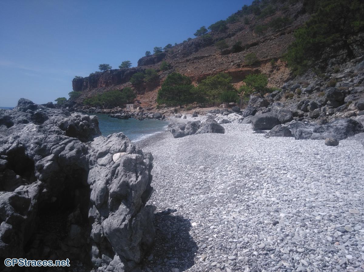 A mi-chemin de la rando, Sendoni beach