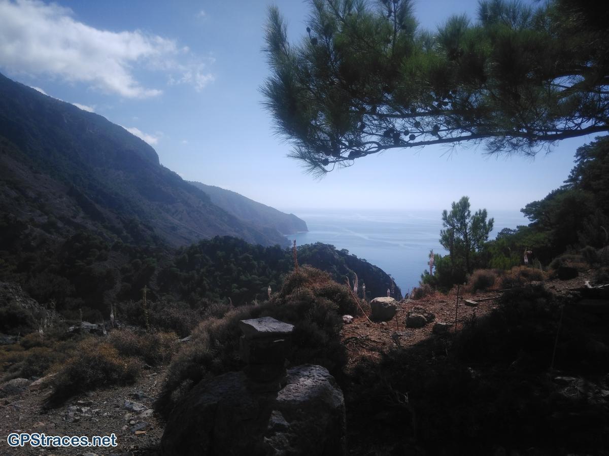 Depuis le col et le fort de Tripiti Koules, Domata beach dans le lointain. Au premier plan, l'un des nombreux cairns balisant le E4.