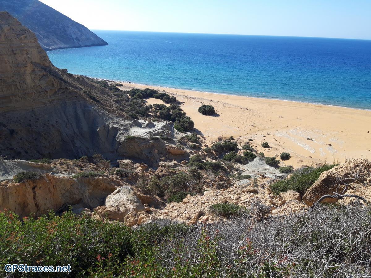 Une vue de Potamos en montant dans la falaise