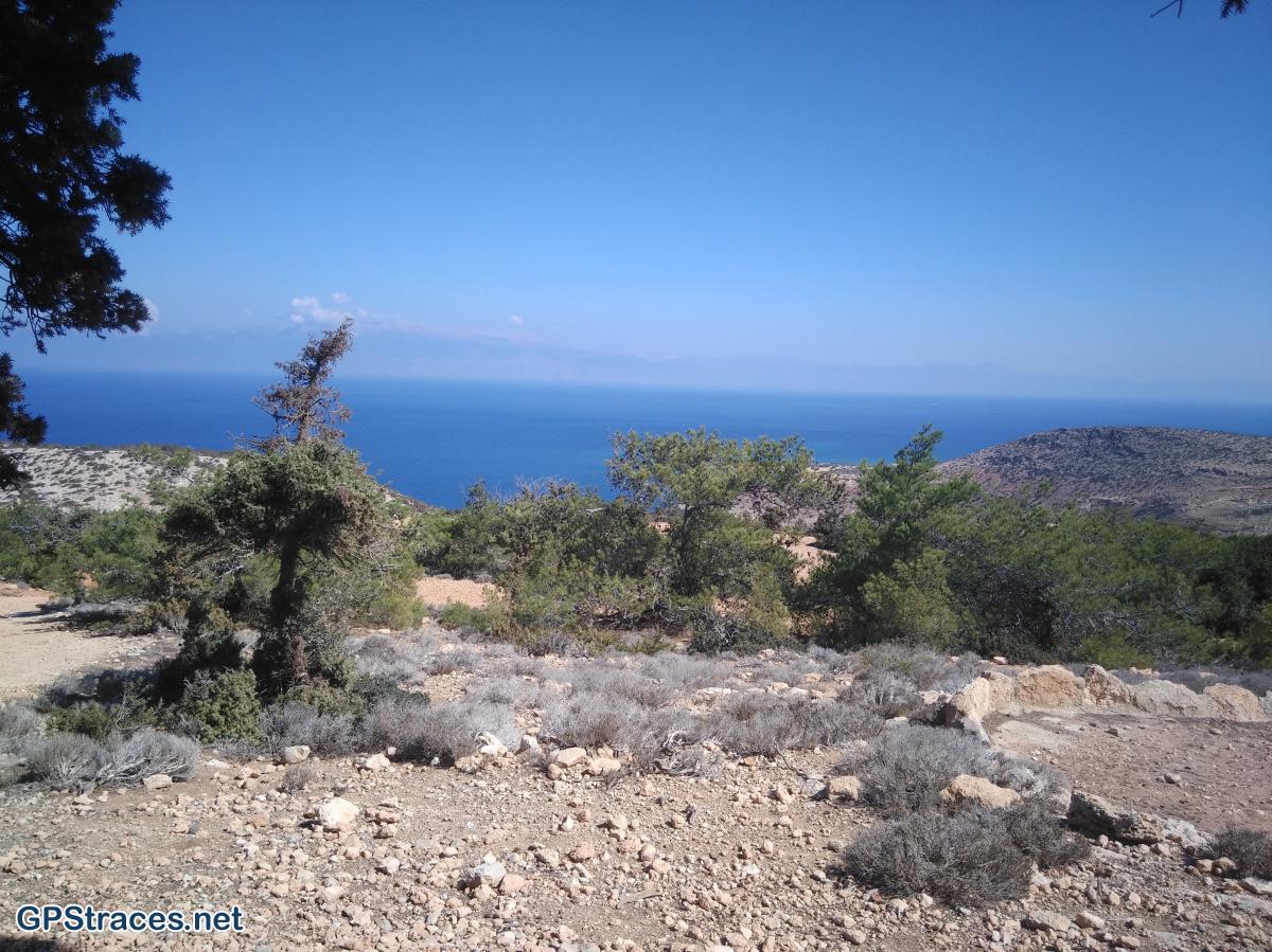 En descendant à Potamos beach