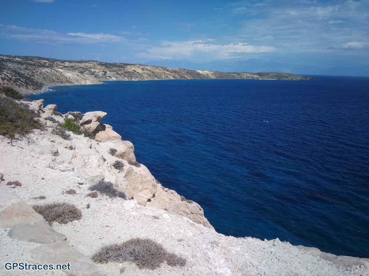 La côte vers Karavé, au loin la Crète