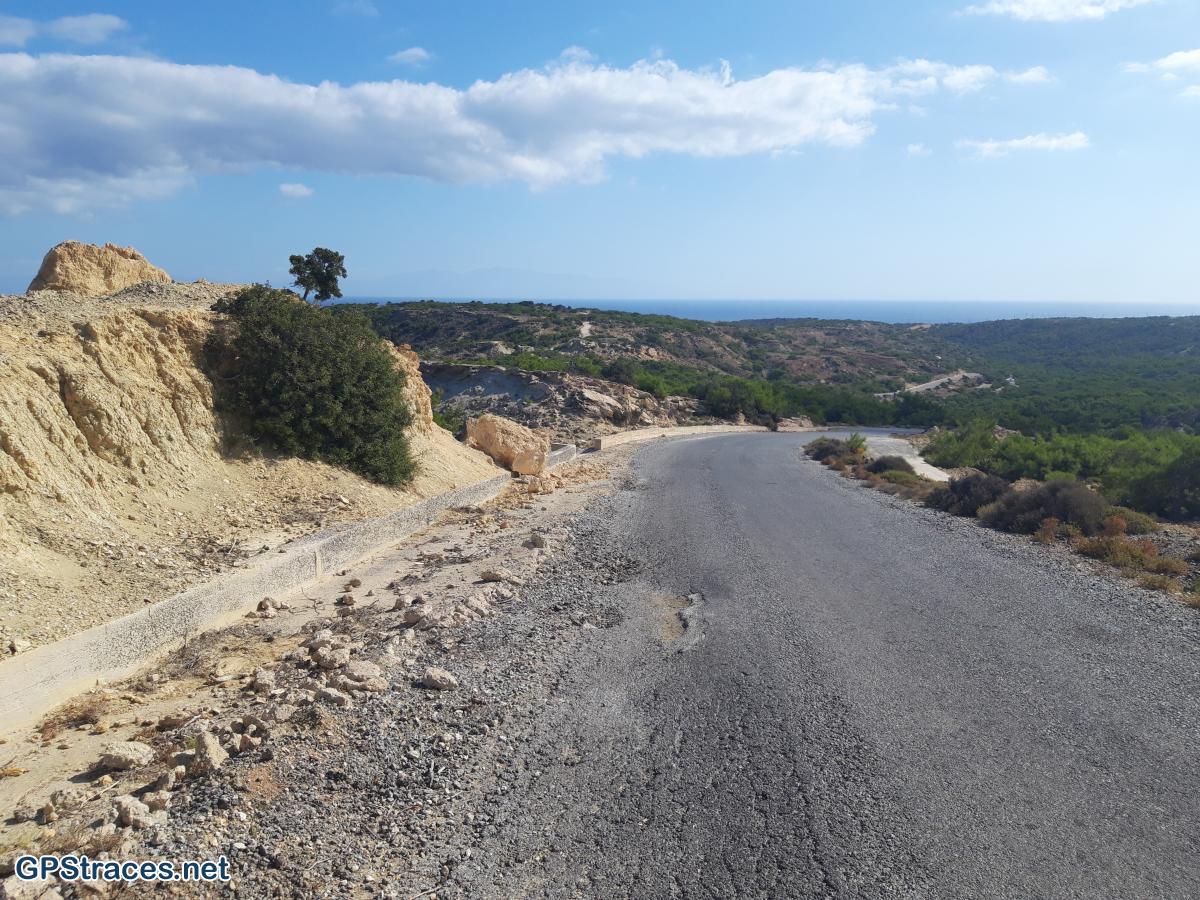Le dernier tronçon du chemin emprunte la route