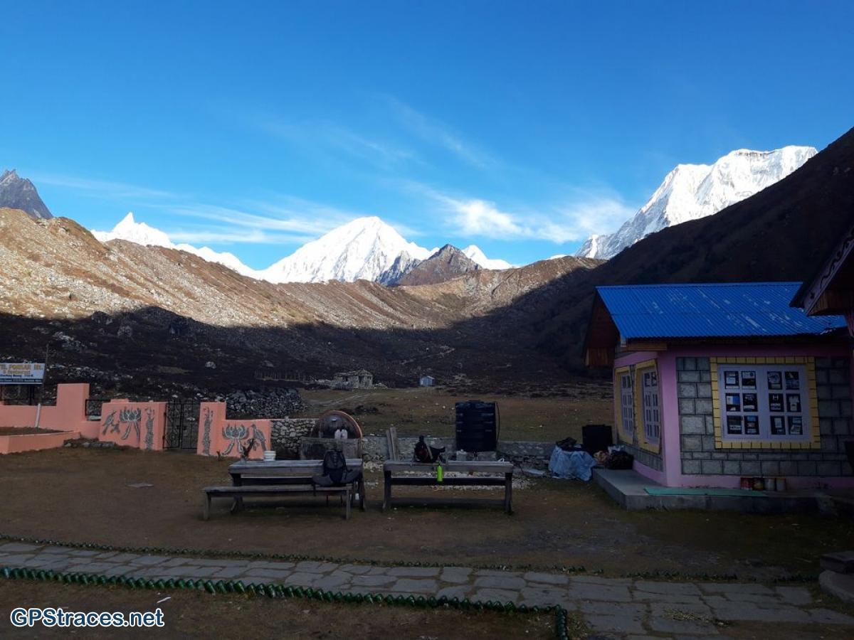Bimthang et son imposante moraine à gauche