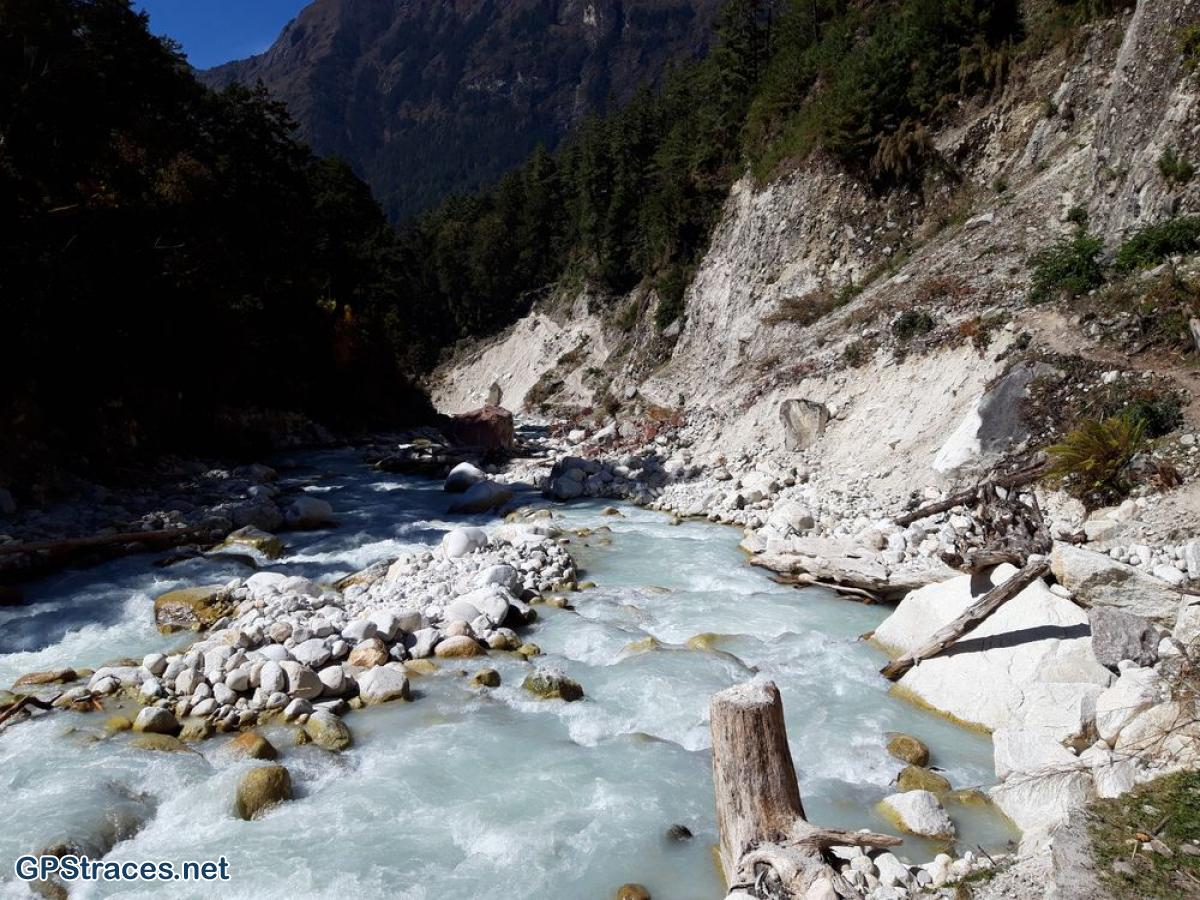 Le Dudh Khola (le torrent de lait) porte bien son nom