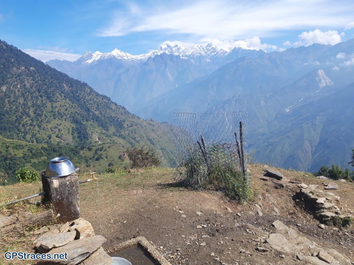 Pause déjeuner à Singhla face au Ganesh Himal