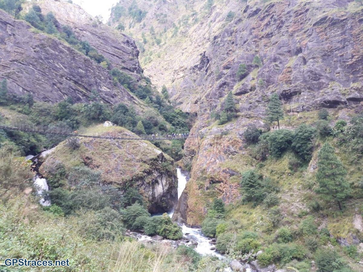 Une passerelle sur le torrent Budhi Gandaki