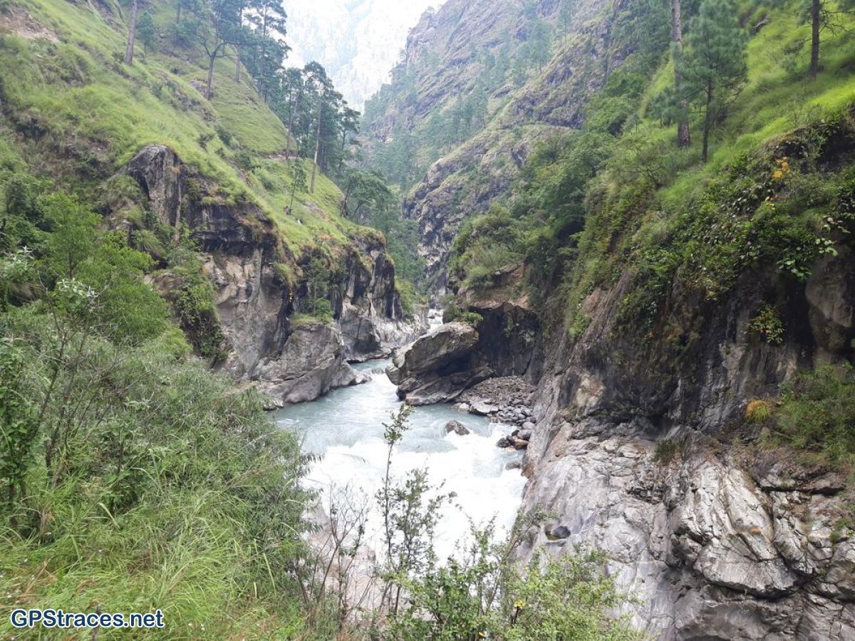 Le chemin passe au-dessus de la gorge étroite