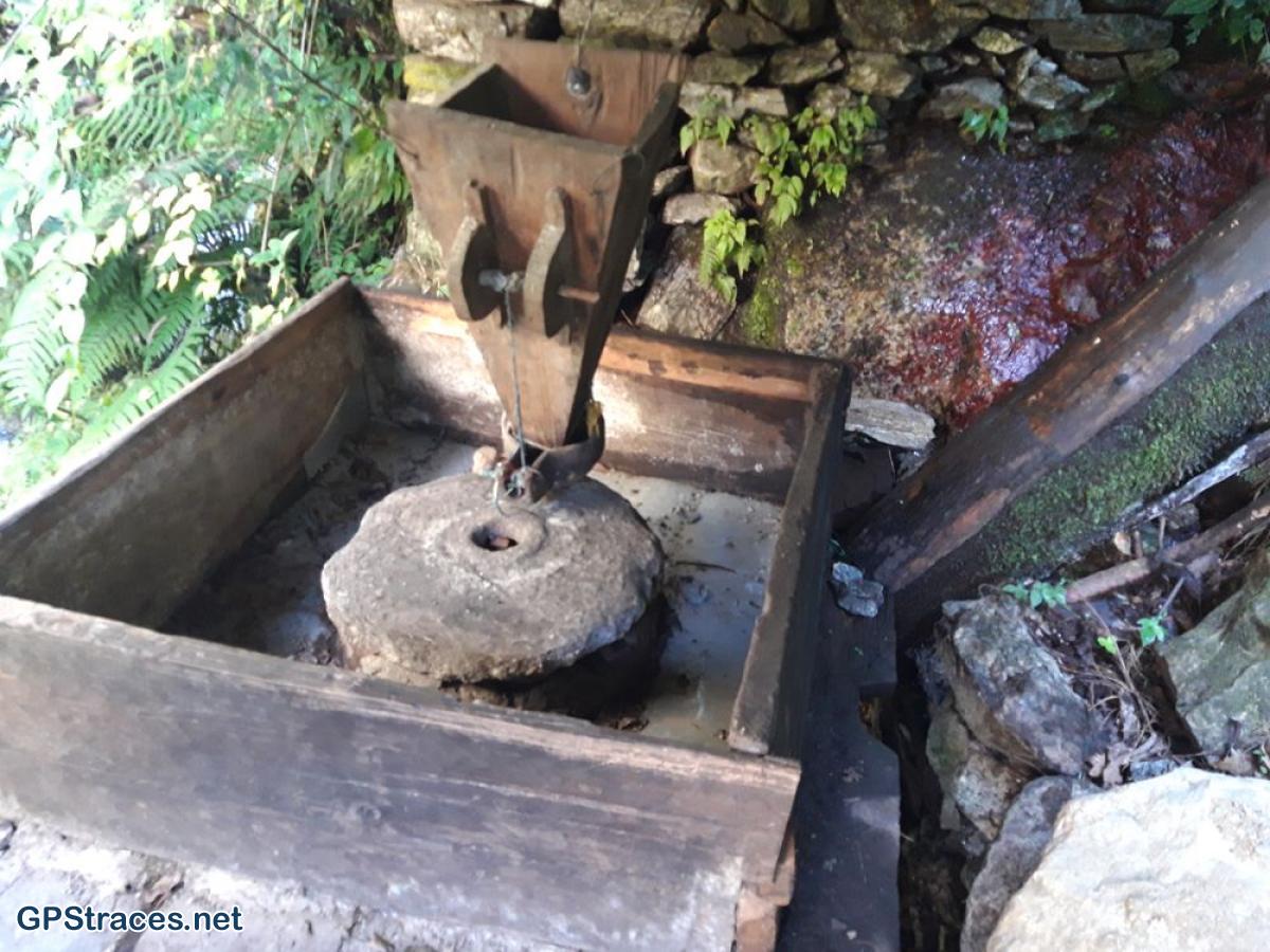 Au dessus du moulin, la meule