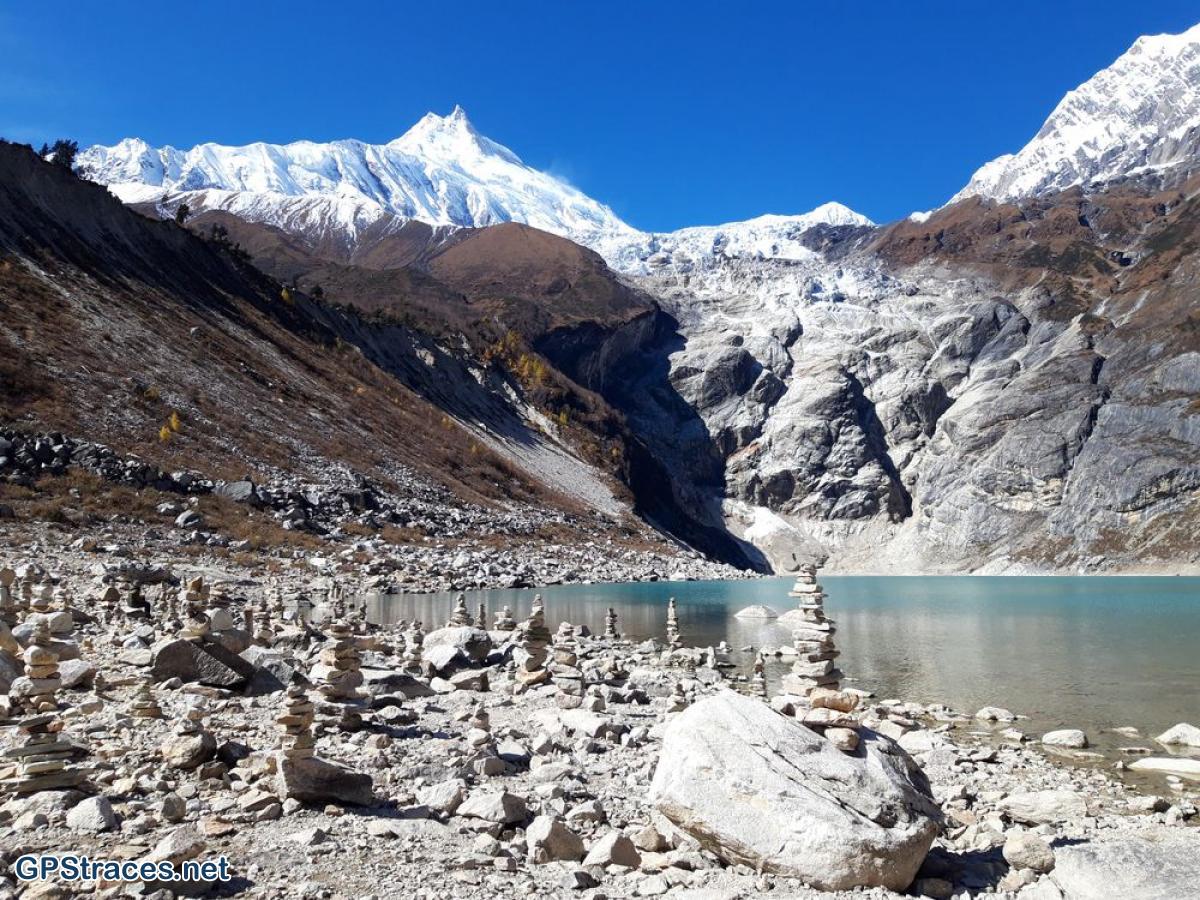 Le lac Birendra sur fond de Manaslu